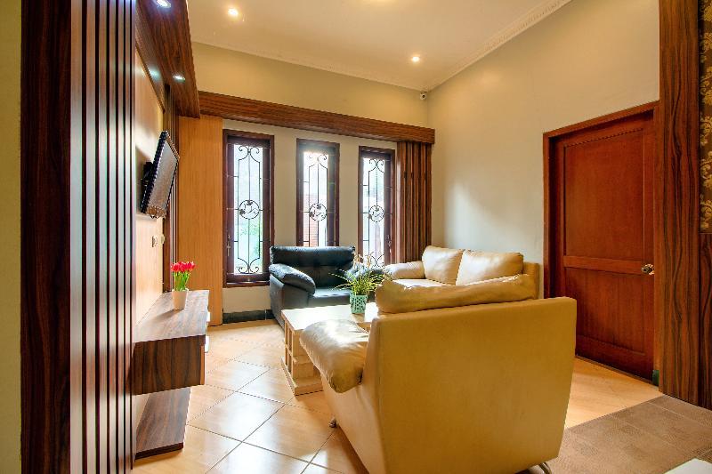 Oyo 1195 The Doctor'S Guest House Syariah Kejayan Exterior foto