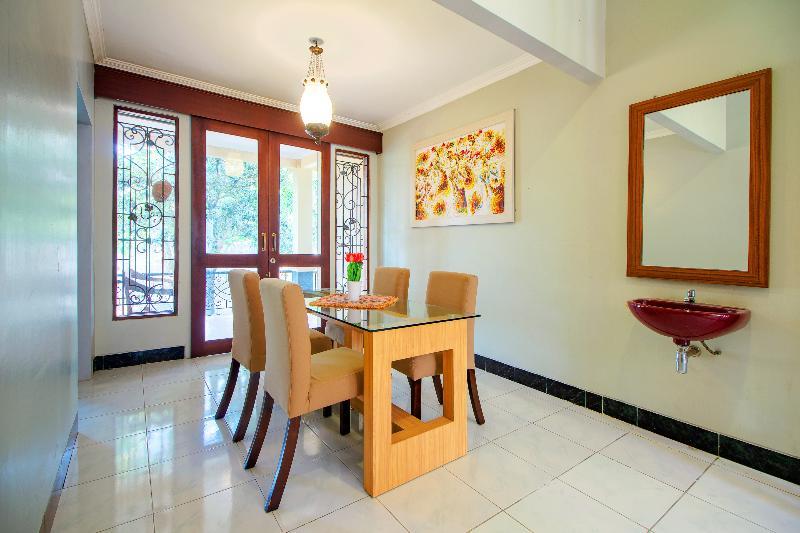 Oyo 1195 The Doctor'S Guest House Syariah Kejayan Exterior foto